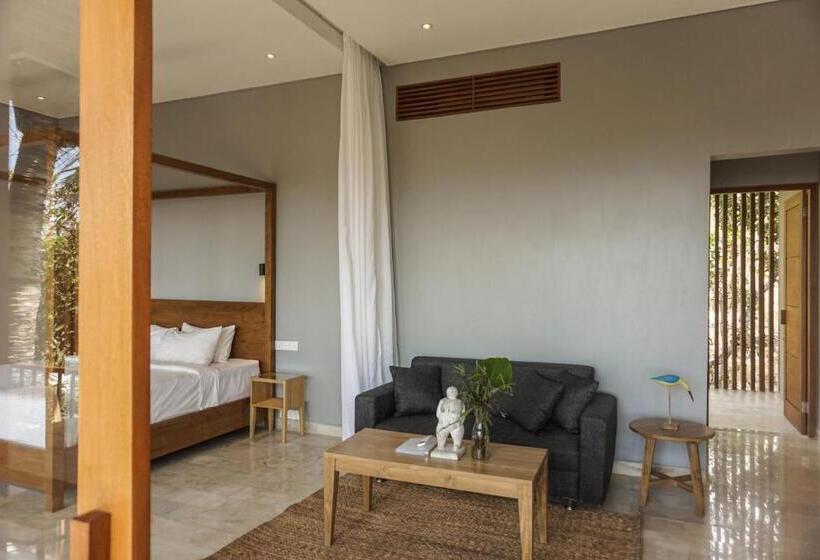 اتاق لوکس با بالکن و چشم‌انداز دریا, Sanglung Villas & Suites