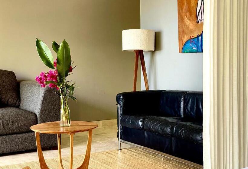 اتاق لوکس با بالکن و چشم‌انداز دریا, Sanglung Villas & Suites