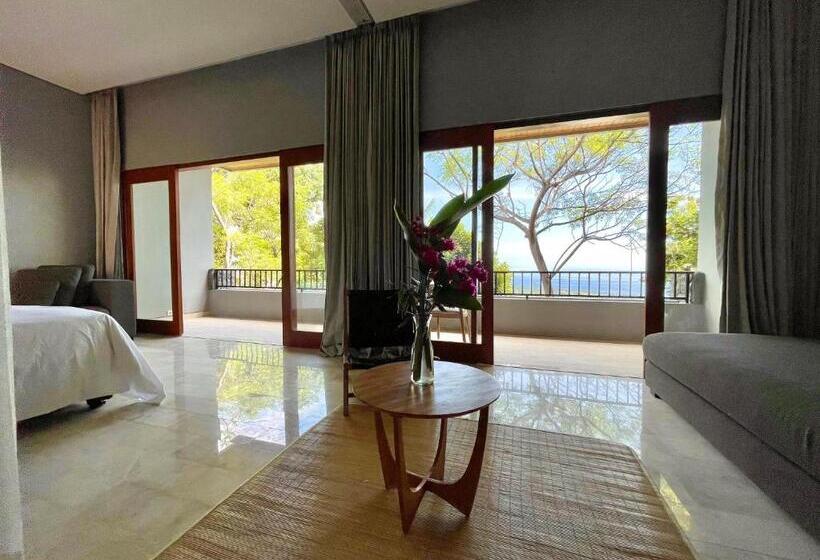 اتاق لوکس با بالکن و چشم‌انداز دریا, Sanglung Villas & Suites