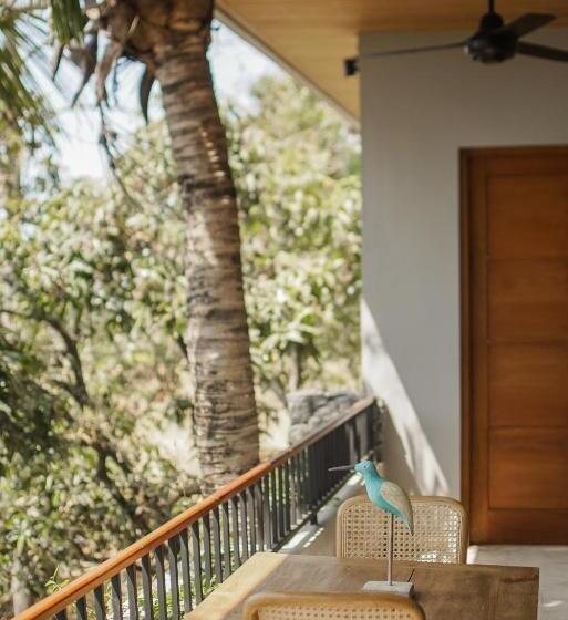 اتاق لوکس با بالکن و چشم‌انداز دریا, Sanglung Villas & Suites