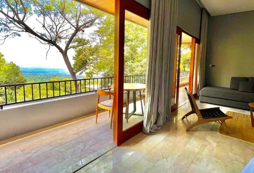 اتاق لوکس با بالکن و چشم‌انداز دریا, Sanglung Villas & Suites