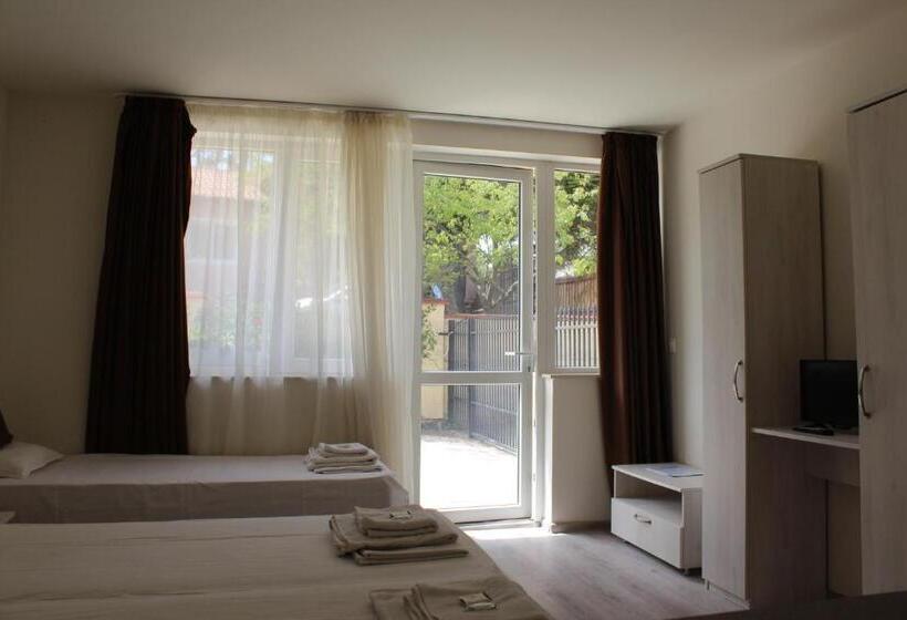 Economy Triple Room, Complex Pika