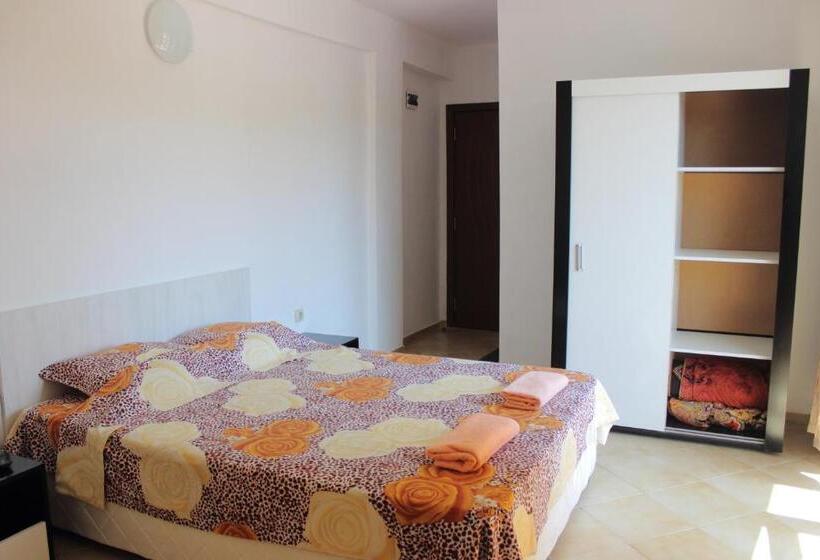 اتاق استاندارد سه نفره, Tangra Guest House
