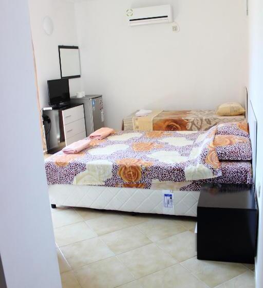 اتاق استاندارد سه نفره, Tangra Guest House