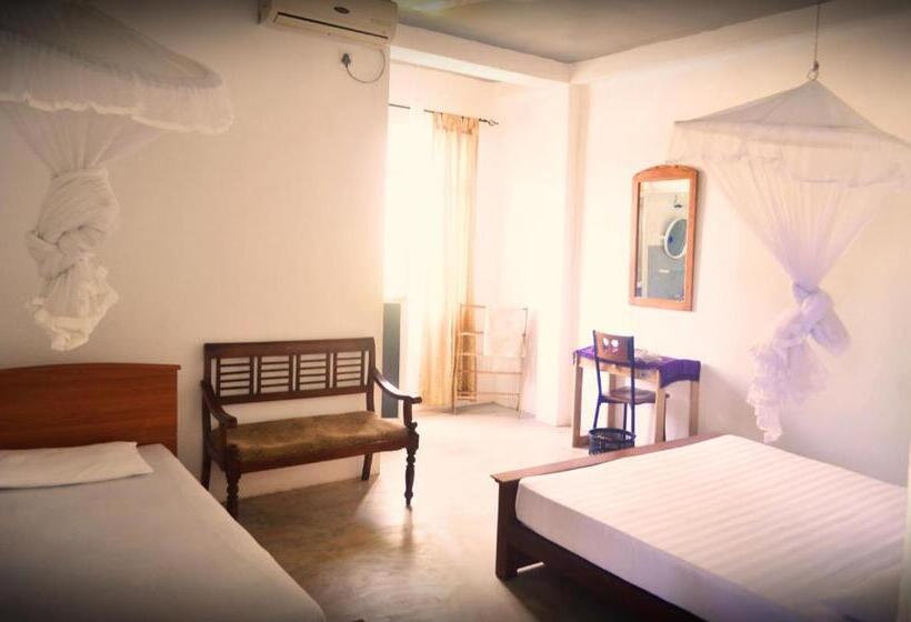 اتاق استاندارد سه نفره, Holiday Inn Unawatuna