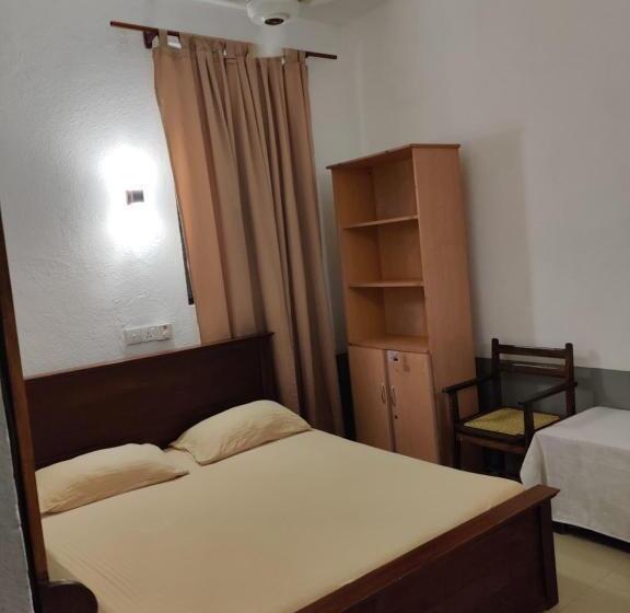 Economy Triple Room, Holiday Inn Unawatuna