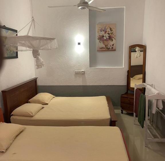 Economy Triple Room, Holiday Inn Unawatuna