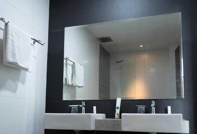 اتاق لوکس با تخت بزرگ, Beverly