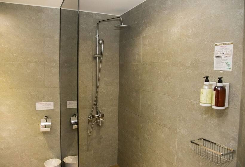 اتاق استاندارد سه نفره, Khan