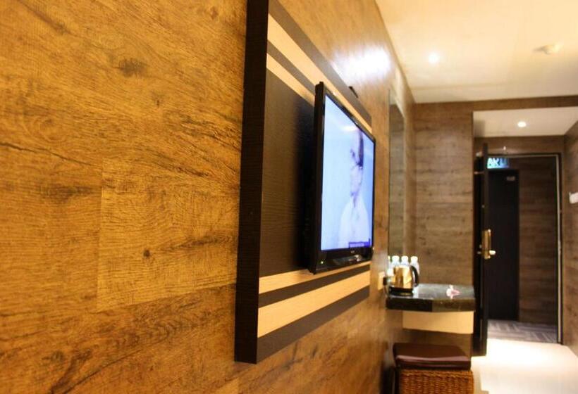 اتاق استاندارد سه نفره, Time Nilai