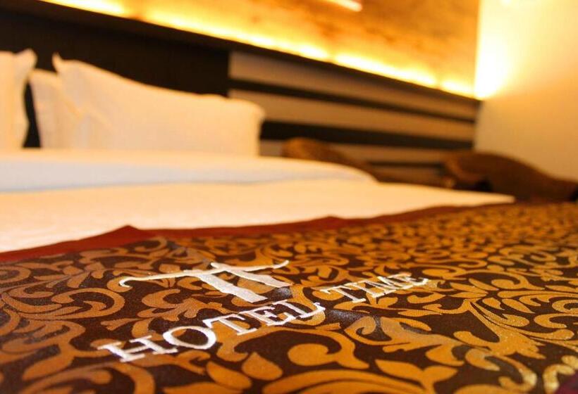 اتاق استاندارد سه نفره, Time Nilai