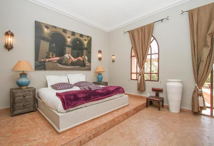 اتاق لوکس با تخت بزرگ, Le Cazar