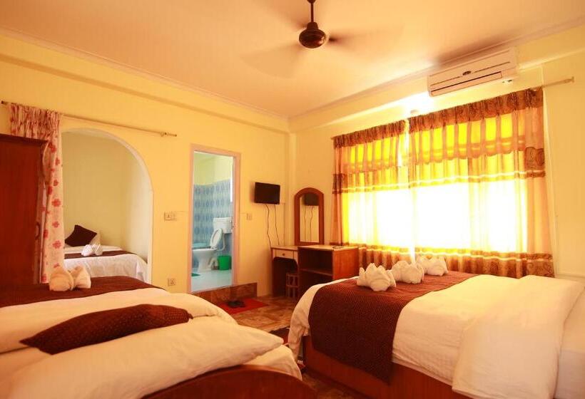 Chambre Triple Deluxe, Himalayan Inn