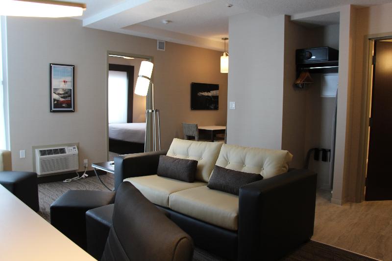 سوییت اجرایی, Holiday Inn Express & Suites Cold Lake