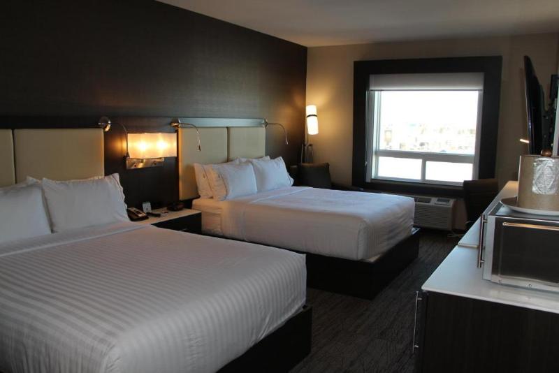 اتاق استاندارد با تخت دو نفره بزرگ برای معلولان, Holiday Inn Express & Suites Cold Lake