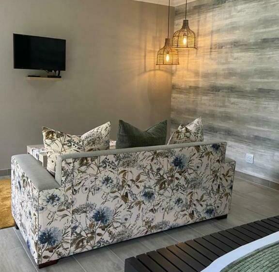 سوییت سوپریور, Nut Grove Boutique