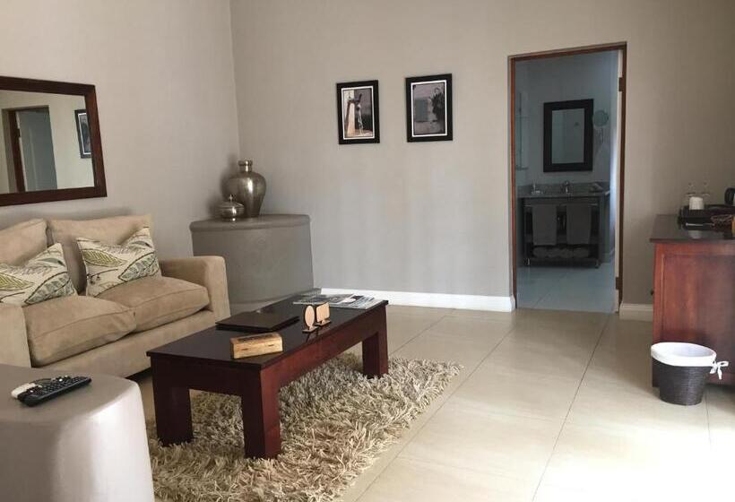 سوییت سوپریور, Nut Grove Boutique
