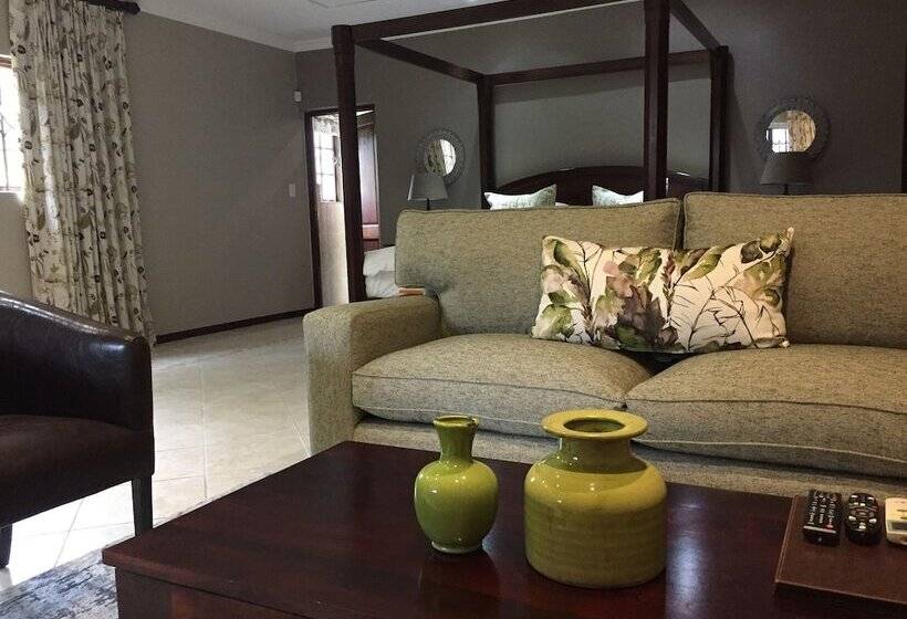 سوییت خانوادگی, Nut Grove Boutique