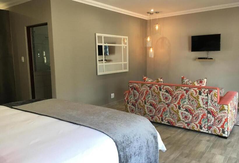 سوییت سوپریور, Nut Grove Boutique
