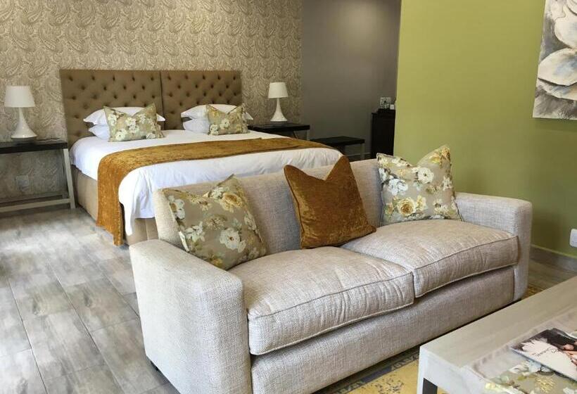 سوییت سوپریور, Nut Grove Boutique