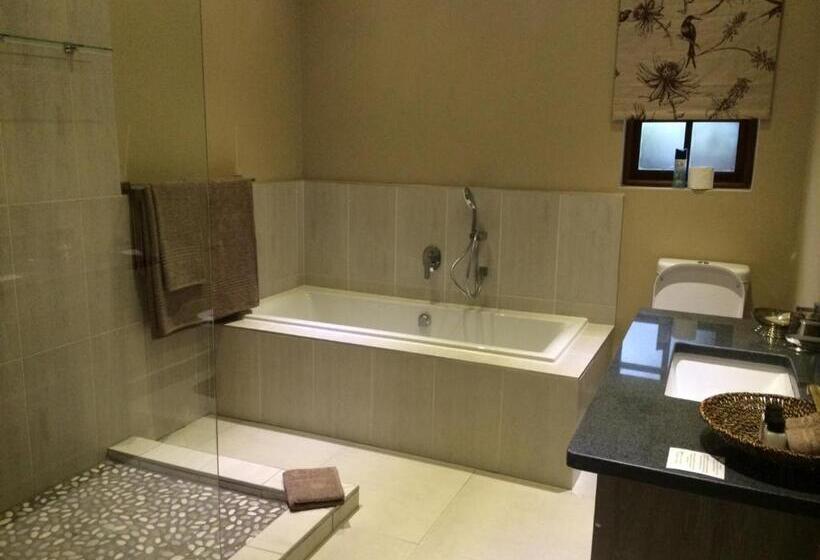 سوییت سوپریور, Nut Grove Boutique