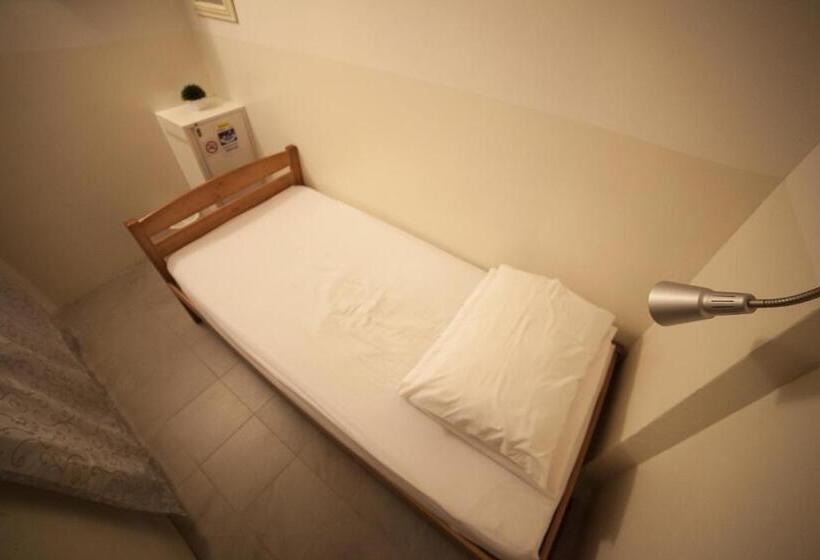 اتاق استاندارد یک تخته با سرویس بهداشتی مشترک, Blanc Inn