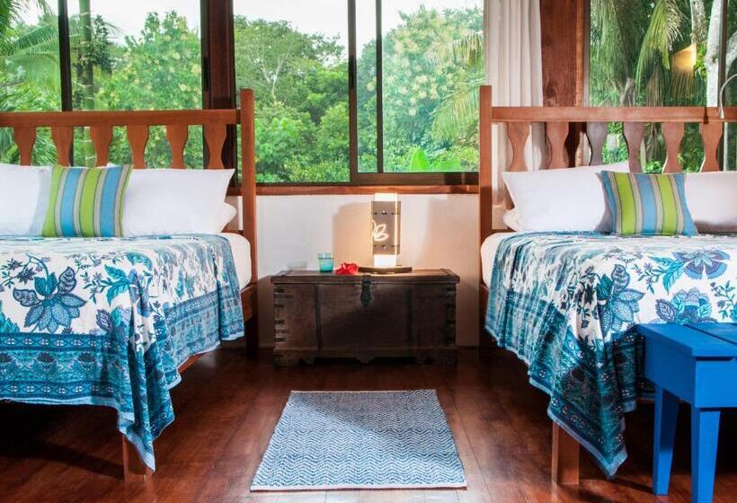 اتاق سه نفره دلوکس با چشم‌انداز دریا, Blue Osa Beach Resort & Spa