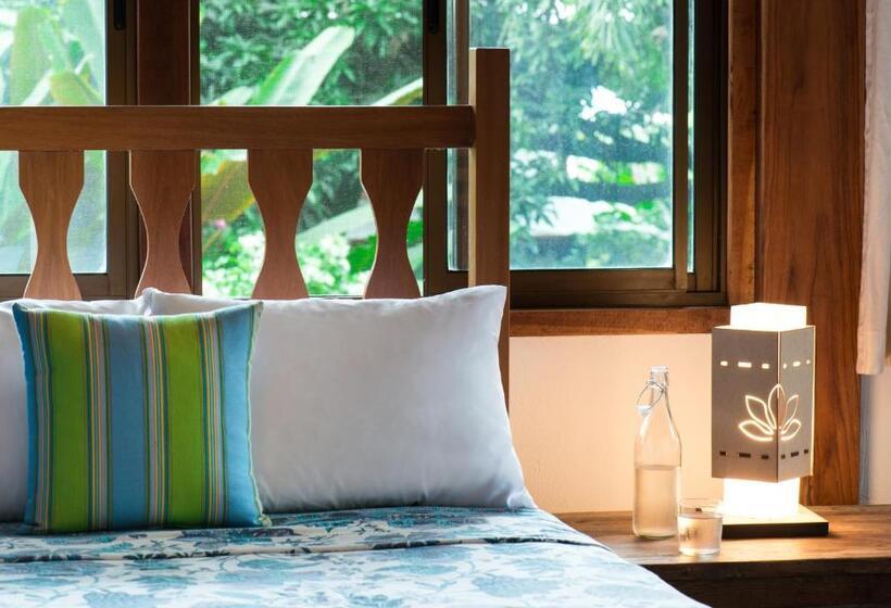 اتاق سه نفره دلوکس با چشم‌انداز دریا, Blue Osa Beach Resort & Spa