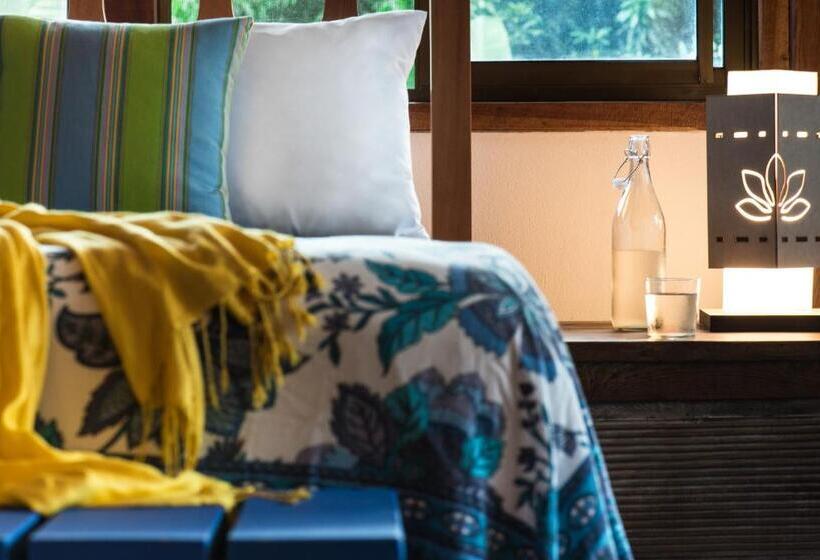 اتاق سه نفره دلوکس با چشم‌انداز دریا, Blue Osa Beach Resort & Spa
