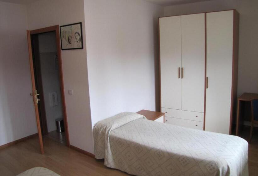اتاق استاندارد سه نفره, Scaranò