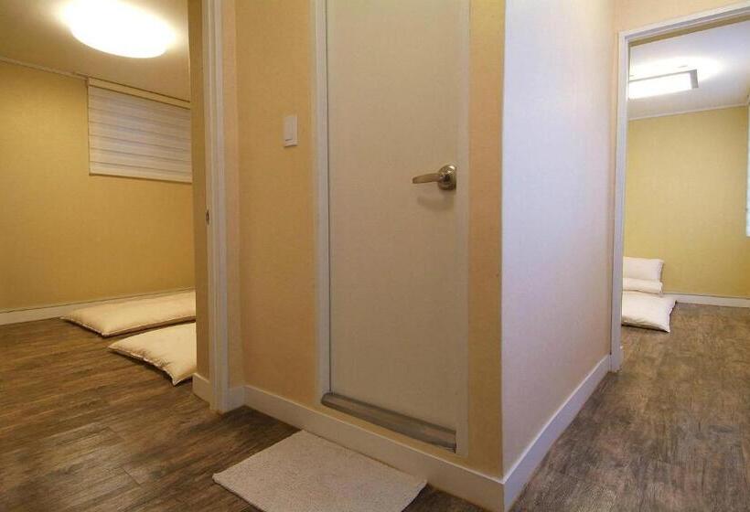 エコノミールーム, Crib 49 Guesthouse   Foreigner Only