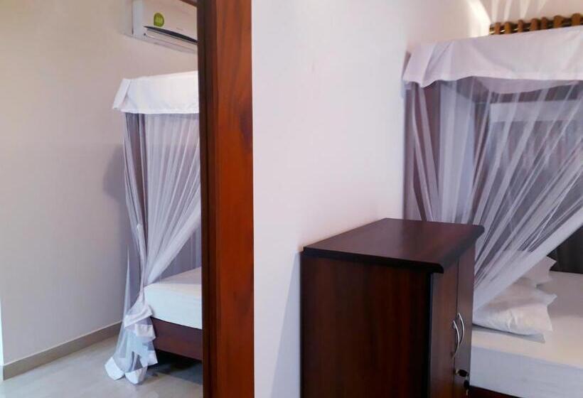 اتاق لوکس با بالکن, Nooit Gedacht Holiday Resort Unawatuna