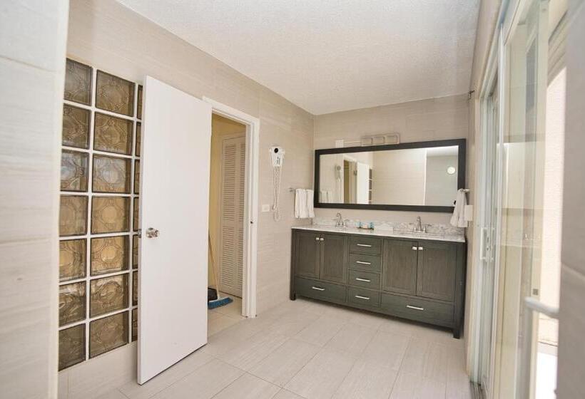 1 Bedroom Penthouse Apartment, Horizon View Beach