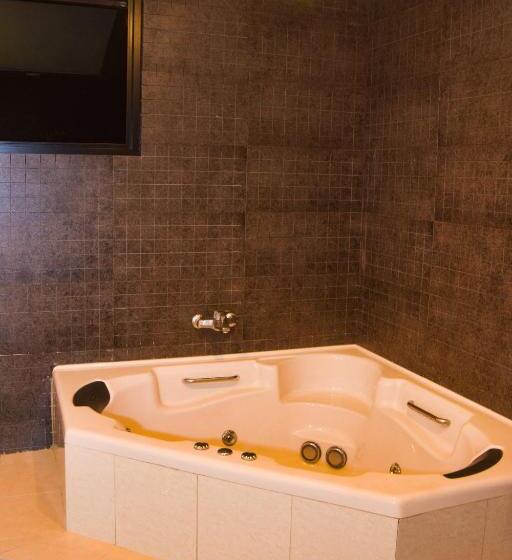 سوییت لوکس, Mangrove Escapes Resort