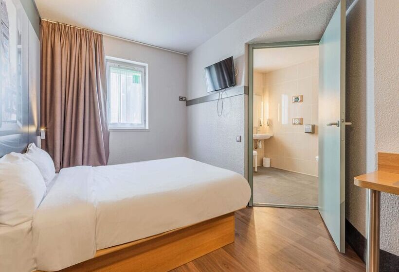 Chambre Standard Adaptée aux Personnes à Mobilité Réduite, B&b  Strasbourg Sud Ostwald