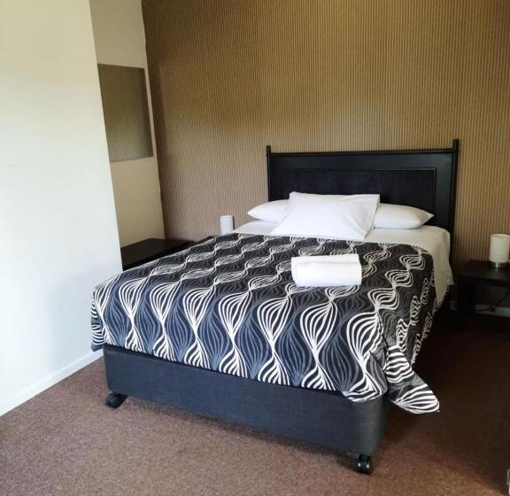 استودیوی استاندارد, Flying Spur Motel