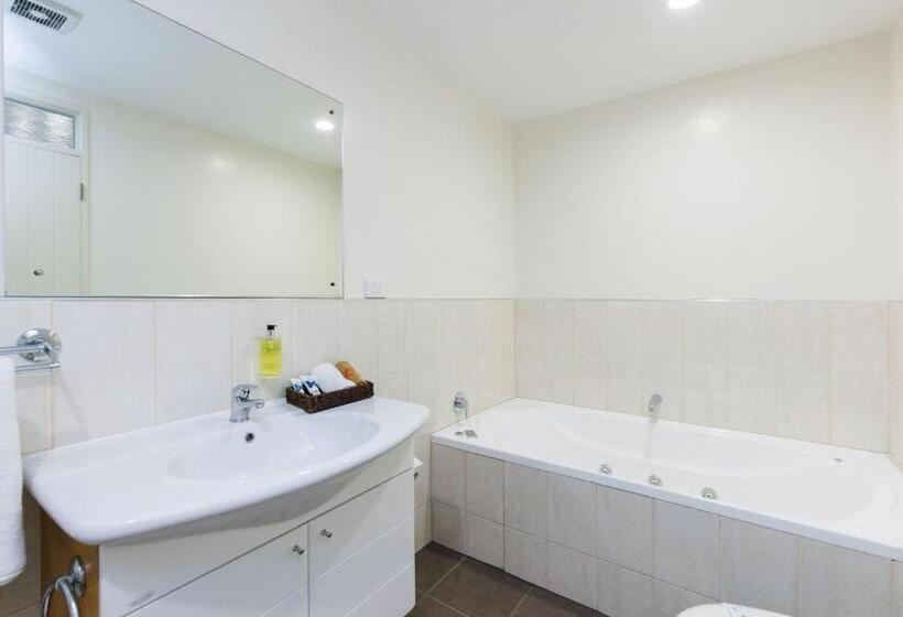 استودیوی استاندارد, Fitzherbert Regency Motor Lodge