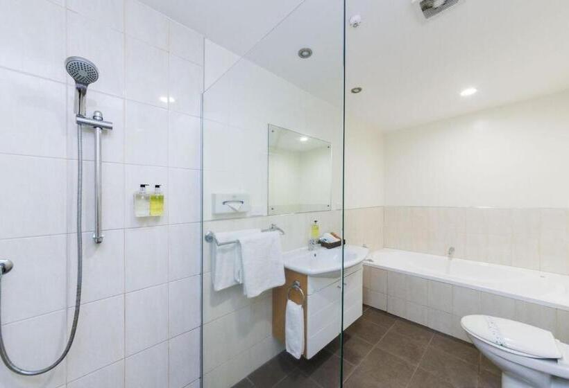استودیوی استاندارد, Fitzherbert Regency Motor Lodge