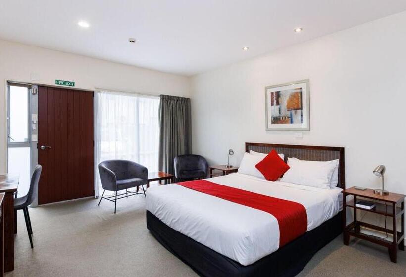 استودیوی استاندارد, Fitzherbert Regency Motor Lodge