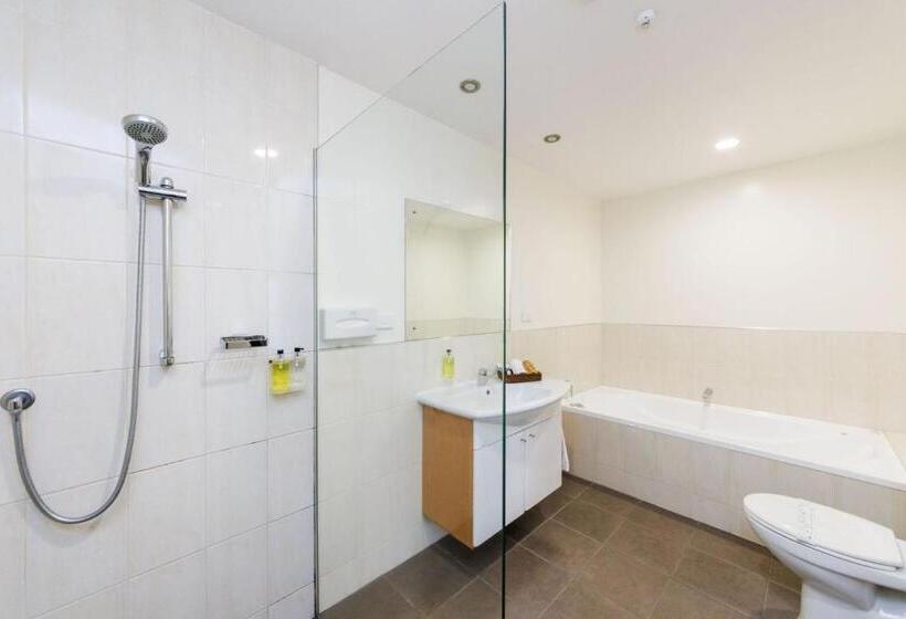 استودیوی استاندارد, Fitzherbert Regency Motor Lodge