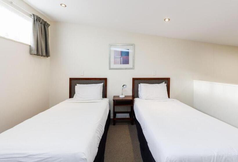 استودیو خانوادگی, Fitzherbert Regency Motor Lodge