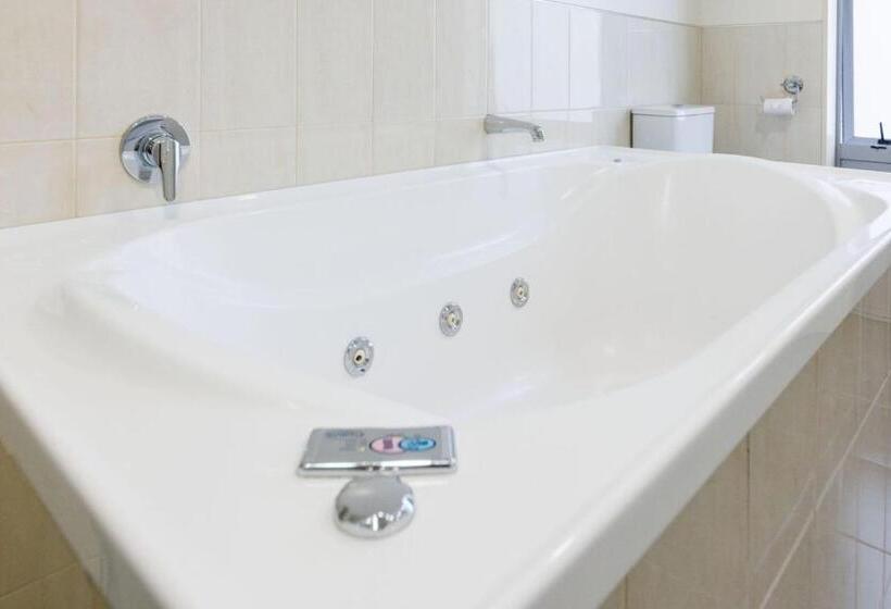 استودیو خانوادگی, Fitzherbert Regency Motor Lodge