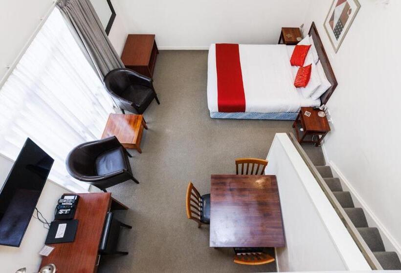 استودیو خانوادگی, Fitzherbert Regency Motor Lodge