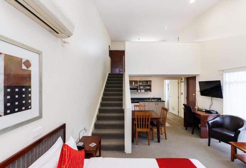 استودیو خانوادگی, Fitzherbert Regency Motor Lodge