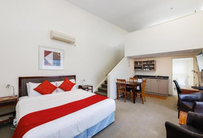 استودیو خانوادگی, Fitzherbert Regency Motor Lodge