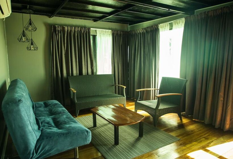اتاق استاندارد چهار تخته با چشم‌انداز دریا, Alunan Resort