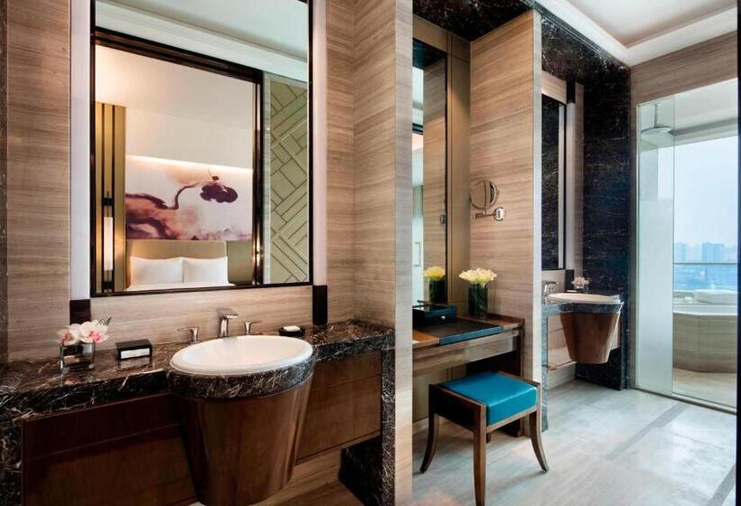 اتاق دلوکس با تخت کینگ و چشم‌انداز شهر, Jw Marriott Hotel Shenzhen Bao An International Airport