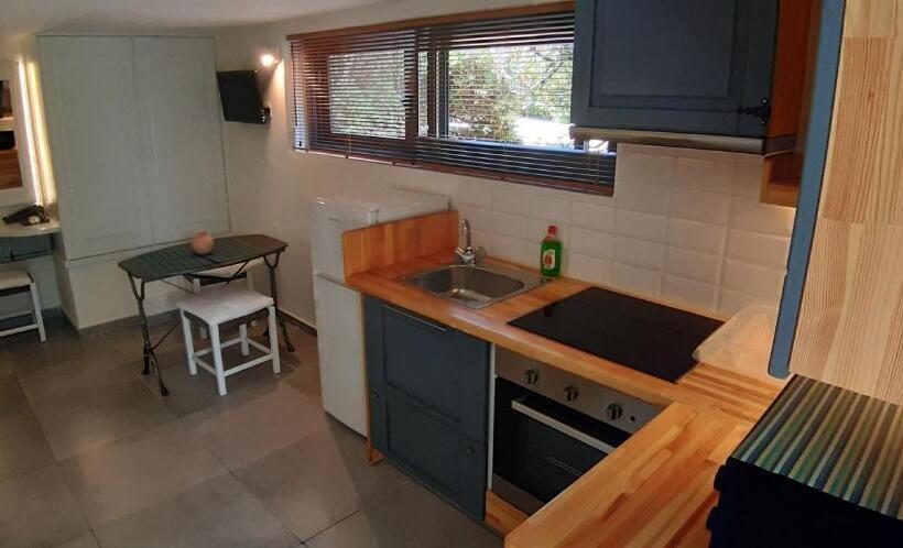 استودیوی استاندارد, Artemis Village Apartments & Studios