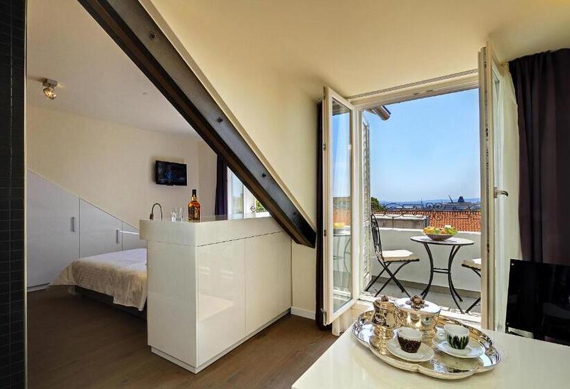 اتاق لوکس با چشم‌انداز دریا, La Porta Luxury Rooms