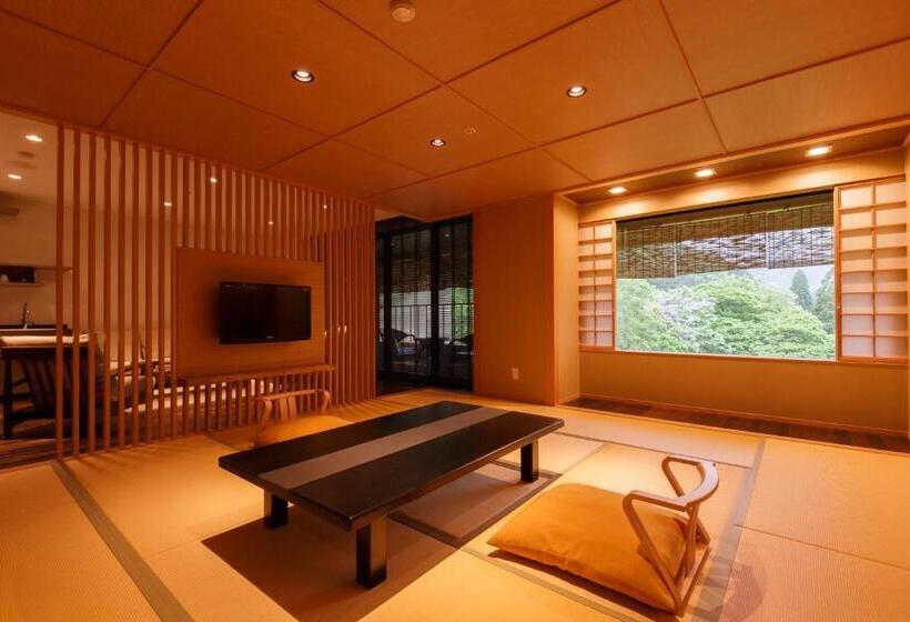 سوئیت جونیور با چشم‌انداز کوهستان, Oushuku Onsen Choeikan